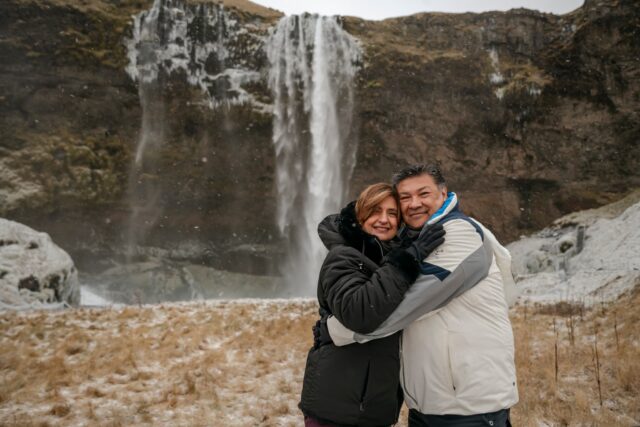 If you are going to fall in love... let it be here. It's not cheap romance: Iceland makes you look different at yourself. ❄️

Because when something is so big...
You remember what matters.

¿Plan ideal?
Aurora + silence + “I am here with you”. 🌌

Tag your person 👇
📲 Write us by DM to find out the dates available for 2026 and our financing plans. 💬❄️ 
.
.
.
#BorealExpedition #CouplesTrip #IslandiaRomantica #TravelCouple #IcelandLove #ViajesPremium