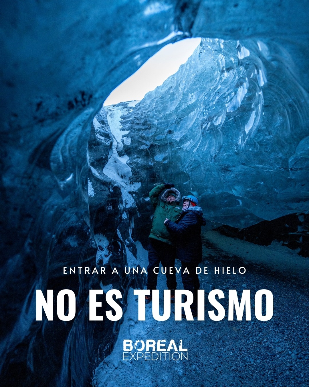 Entrar a una cueva de hielo no es turismo.
Es caminar dentro de un archivo antiguo. 🧊📖

📌 Cada capa guarda historias de nieve compactada, presión y tiempo.
Es literalmente la naturaleza escribiendo.

Y uno ahí… callado, chiquito, agradecido.
📩 Ven a descubrir más secretos de esta isla mágica.
.
.
.
#BorealExpedition #IceCave #Glacier #Islandia #IcelandAdventure #ViajesConAlma #Naturaleza
