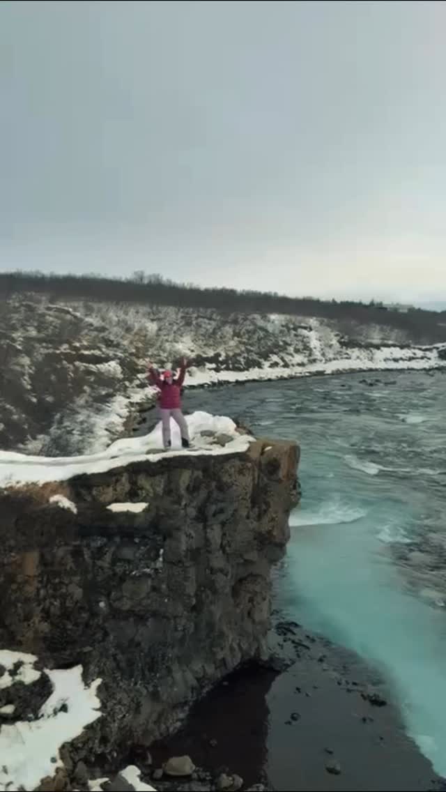 Día 2 de esta increíble aventura en Islandia junto a @sumitoestevez 🇮🇸✨

Nuestros viajeros descubrieron la impresionante cascada Brúarfoss, famosa por el intenso color azul de sus aguas. Pero el momento más emocionante del día llegó por la noche, cuando salimos a cazar auroras y el cielo nos regaló una espectacular corona iluminando todo sobre nuestras cabezas. 🌌

Un día lleno de naturaleza, emoción y momentos que hacen que este tour cada vez se ponga mejor.

Si quieres unirte a la aventura en el 2027 envíanos un dm ✨✨✨
.
.
.
#BorealExpedition #FoodAdventure #Islandia