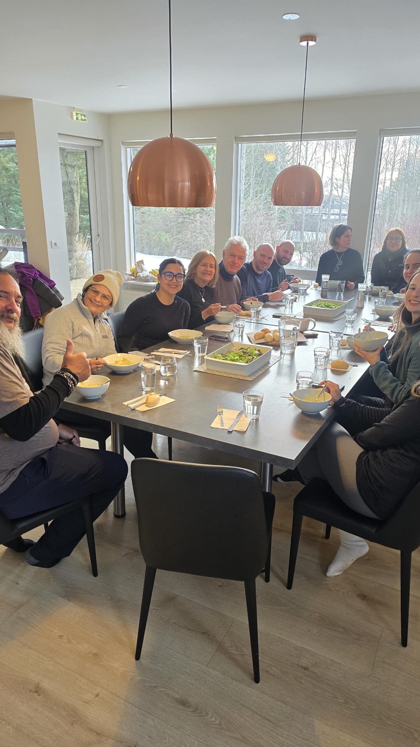 Uno de los momentos más especiales de este viaje con @sumitoestevez sucede alrededor de la mesa. 🍽️✨

Nuestro primer compartir, donde además de tener el privilegio de disfrutar su cocina, comenzamos a conocernos, conversar y conectar. 

Porque compartir una comida también es compartir historias, culturas y momentos que hacen único este recorrido gastronómico.
.
.
.
#BorealExpedition #sumitoestevez #Islandia