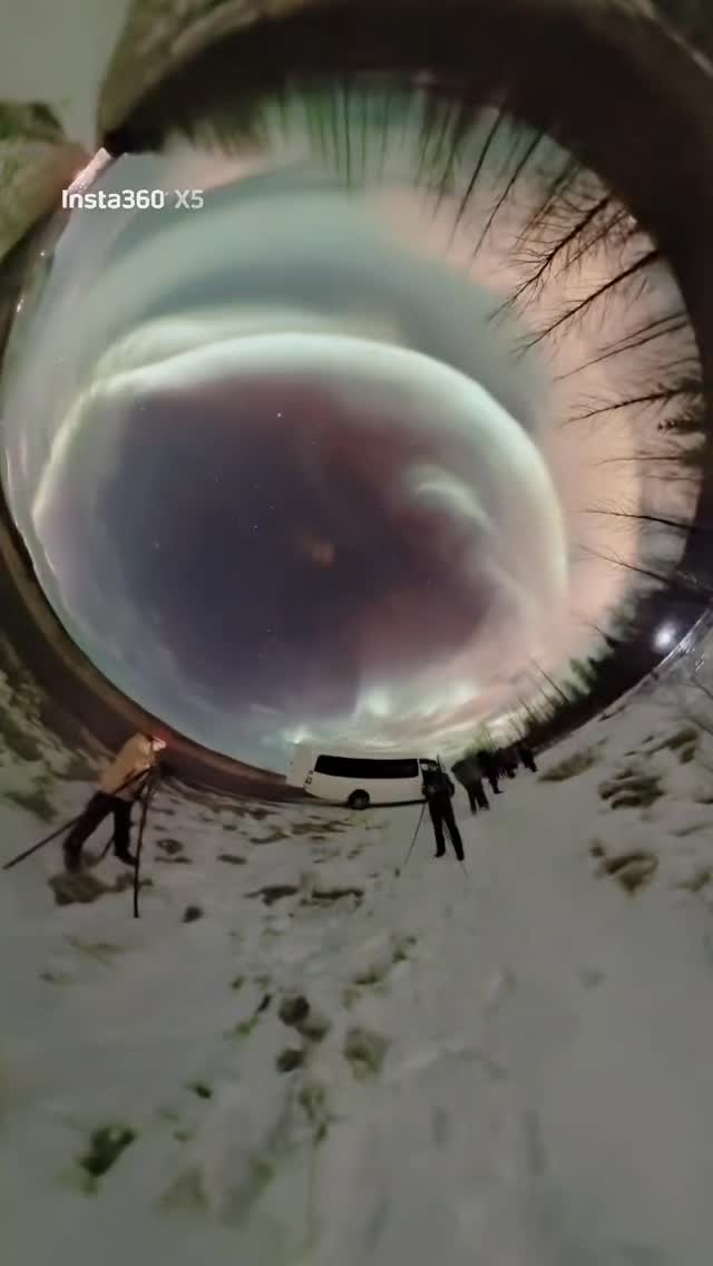 Noche de cacería de auroras en Laugarás 🌌

Las condiciones estaban perfectas: una tormenta geomagnética KP4 con índices BZ entre -5 y -7, lo que significa buena densidad y velocidad para la formación de auroras. Sin embargo, las nubes cubrían la zona de la casa, así que hicimos un pequeño desplazamiento hacia el este de Laugarás para encontrar un claro en el cielo.

La recompensa fue increíble: una corona de auroras impresionante iluminando el cielo. Una noche especial, con -1°C, sin viento, y las condiciones perfectas para presenciar uno de los espectáculos naturales más fascinantes del planeta. ✨
.
.
.
#AurorasBoreales #Islandia #BorealExpedition