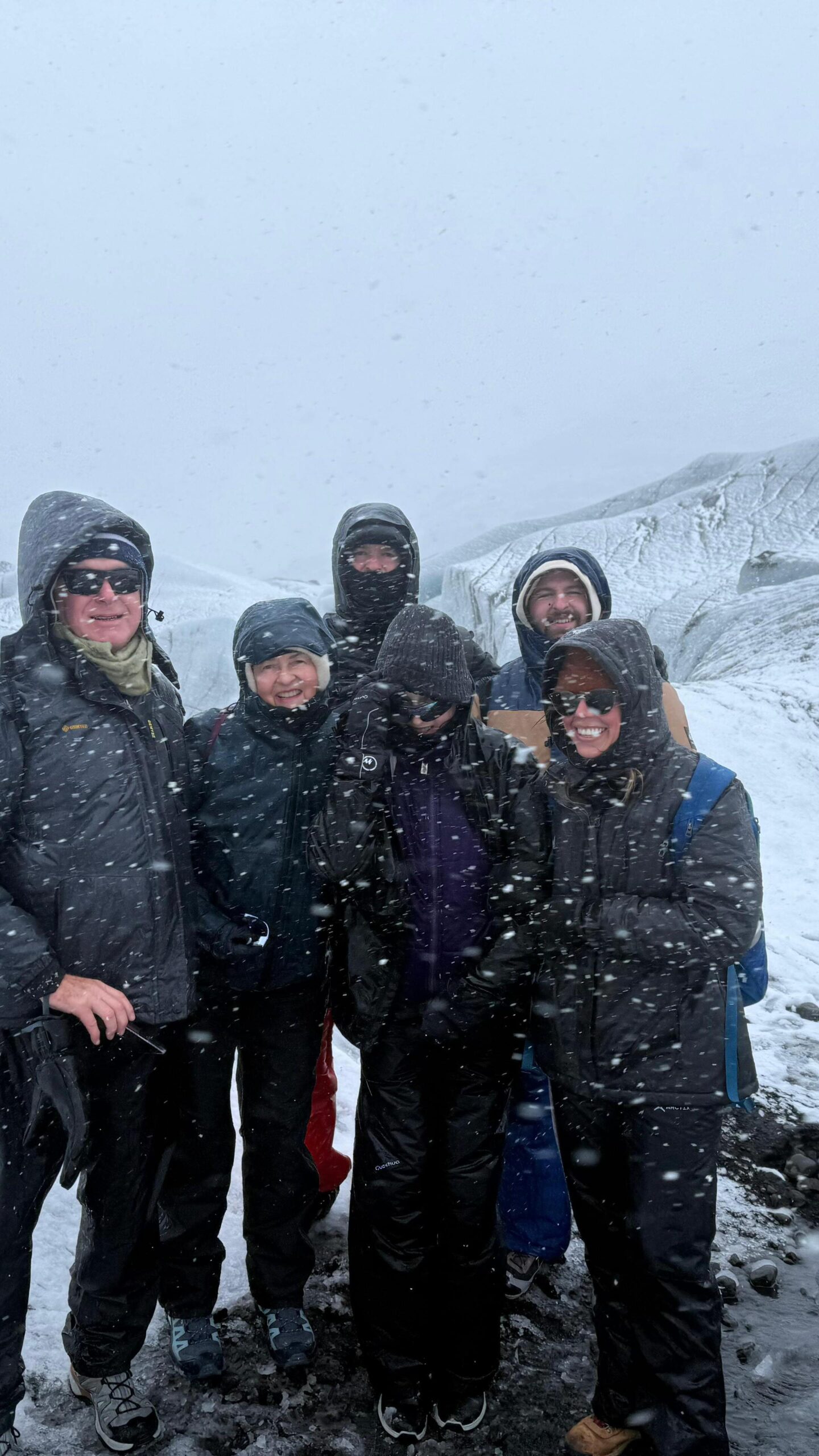 Día 4 de esta aventura en Islandia junto a Sumito Estévez 🇮🇸

Hoy fue un día de clima intenso en Islandia. Una fuerte tormenta atravesó varias zonas del país con vientos y condiciones invernales que incluso obligaron a viajeros a resguardarse en algunas regiones. ￼

La jornada terminó en Höfn, donde el grupo pudo descansar y disfrutar del alojamiento después de un día marcado por la fuerza del clima islandés. ❄️
.
.
.
#BorealExpedition #Islandia #sumitoestevez