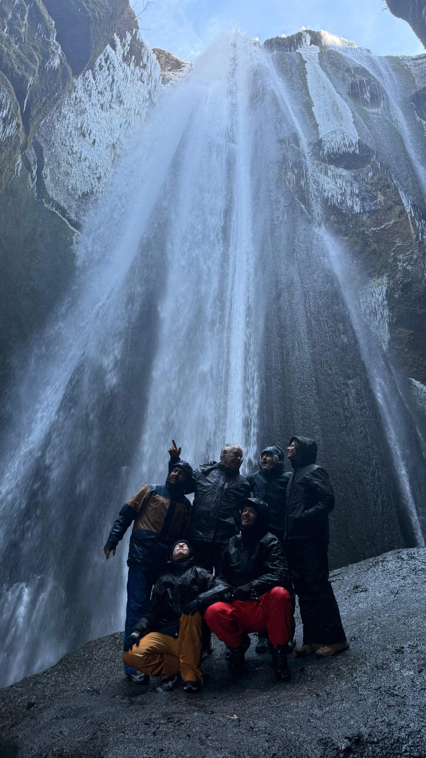 Día 3 de esta experiencia en Islandia junto a Sumito Estévez 🇮🇸

Hoy nuestros viajeros recorrieron algunos de los paisajes más icónicos de la costa sur: las cascadas Seljalandsfoss y Gljúfrabúi, la imponente Skógafoss, los acantilados de Dyrhólaey y la famosa playa de arena negra Reynisfjara.

Un día lleno de naturaleza salvaje, cascadas poderosas y paisajes que solo Islandia puede ofrecer. Temperaturas entre 1°C y 2°C, con poca brisa… pero con el chubasquero listo para sentir de cerca la fuerza de las cascadas. 💦
.
.
.
#BorealExpedition #Islandia #FoodAdventure