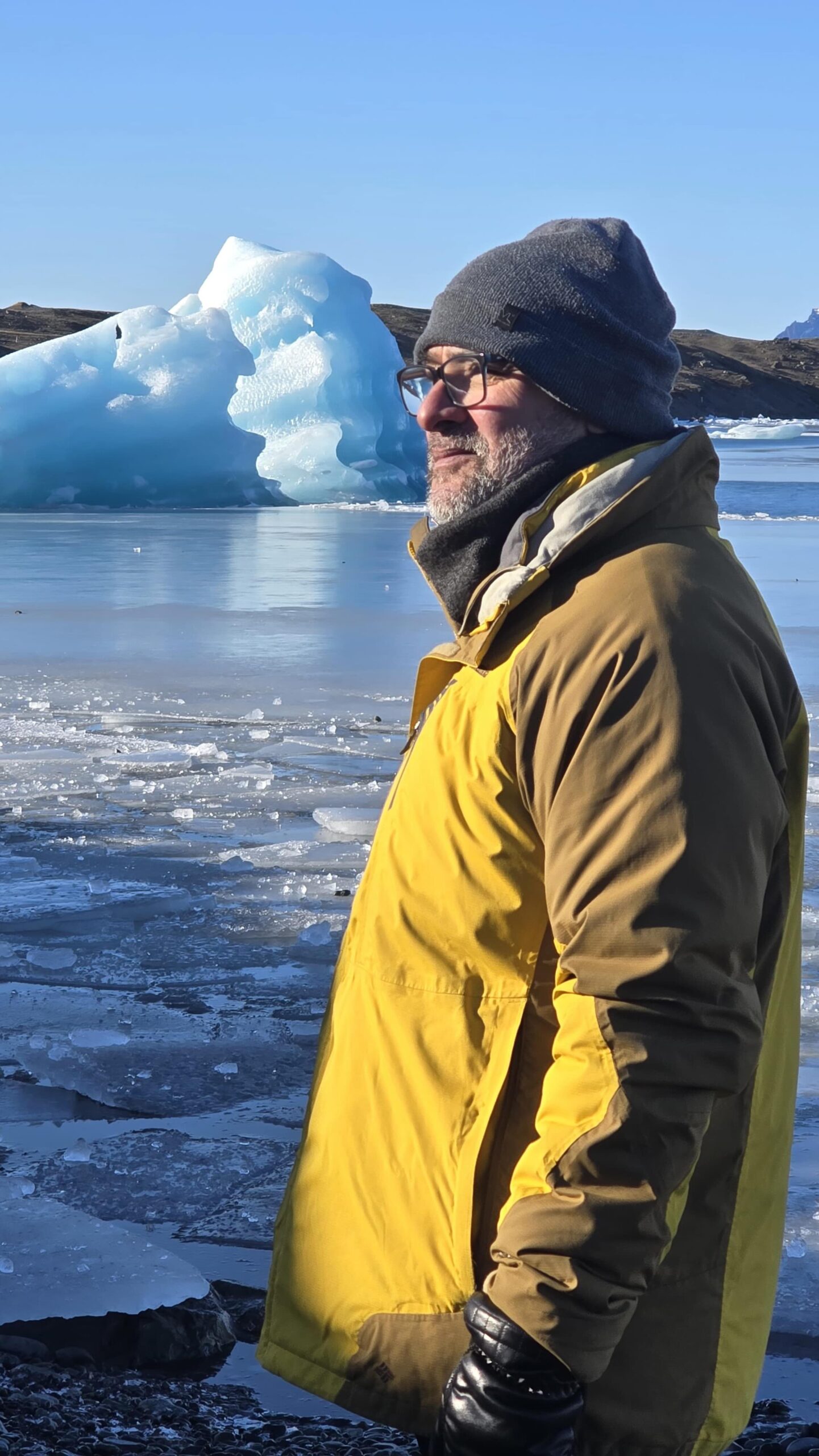 Día 5 🇮🇸 Hoy fue un día dedicado al hielo y a algunos de los paisajes más impresionantes de Islandia. Nuestros viajeros visitaron la laguna glaciar Jökulsárlón, donde los icebergs flotan lentamente frente al glaciar creando un escenario único.

La aventura continuó con la exploración de una cueva de hielo, una de las experiencias más increíbles de este viaje, seguida por una parada en Diamond Beach, donde los fragmentos de hielo brillan sobre la arena negra.

Un día lleno de paisajes helados, naturaleza pura y momentos que solo Islandia puede regalar. ❄️✨

#BorealExpedition #Islandia