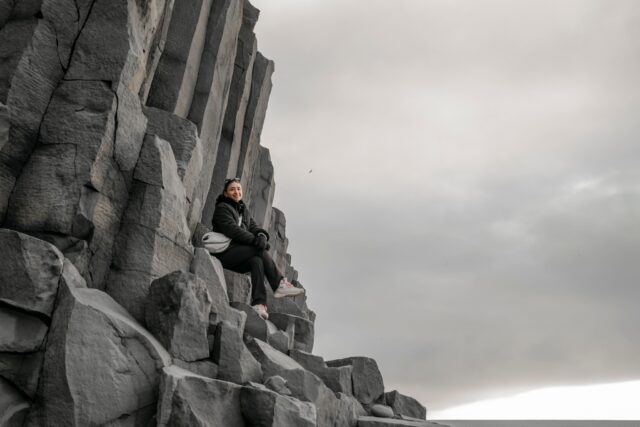 This was not designed by an architect.. The planet designed it when it cooled lava... and got creative. 🧱🌋

When lava cools it can fracture into polygons. (like hexagons) creating those perfect “columns”. Nature doesn't need to be edited... it just needs to be looked at 👀.

There are financing plans and dates 2026-2027 available. Write to us and we'll tell you which route includes this spot 💬❄️
.
.
.
#BorealExpedition #BasaltColumns #Islandia #IcelandNature #Viajes2026 #TravelFacts #ViajesPremium