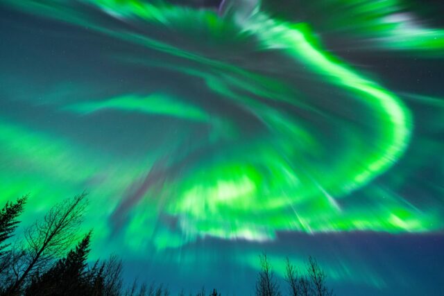 When the sky seems to “lie”

Sometimes the sky gets SO intense that it looks edited and you're left suspecting your own memory.. 🌌😳

📌 Micro tip:
When you see strong colors, DO NOT increase saturation afterwards.
Lower the highlights a little and let it look natural.

The real hits more than the exaggerated.
FINANCING PLANS AVAILABLE 👉🏼 www.borealexpedition.com
.
.
.
#BorealExpedition #IcelandSky #TravelEdit #Fotografia #Islandia #Reels