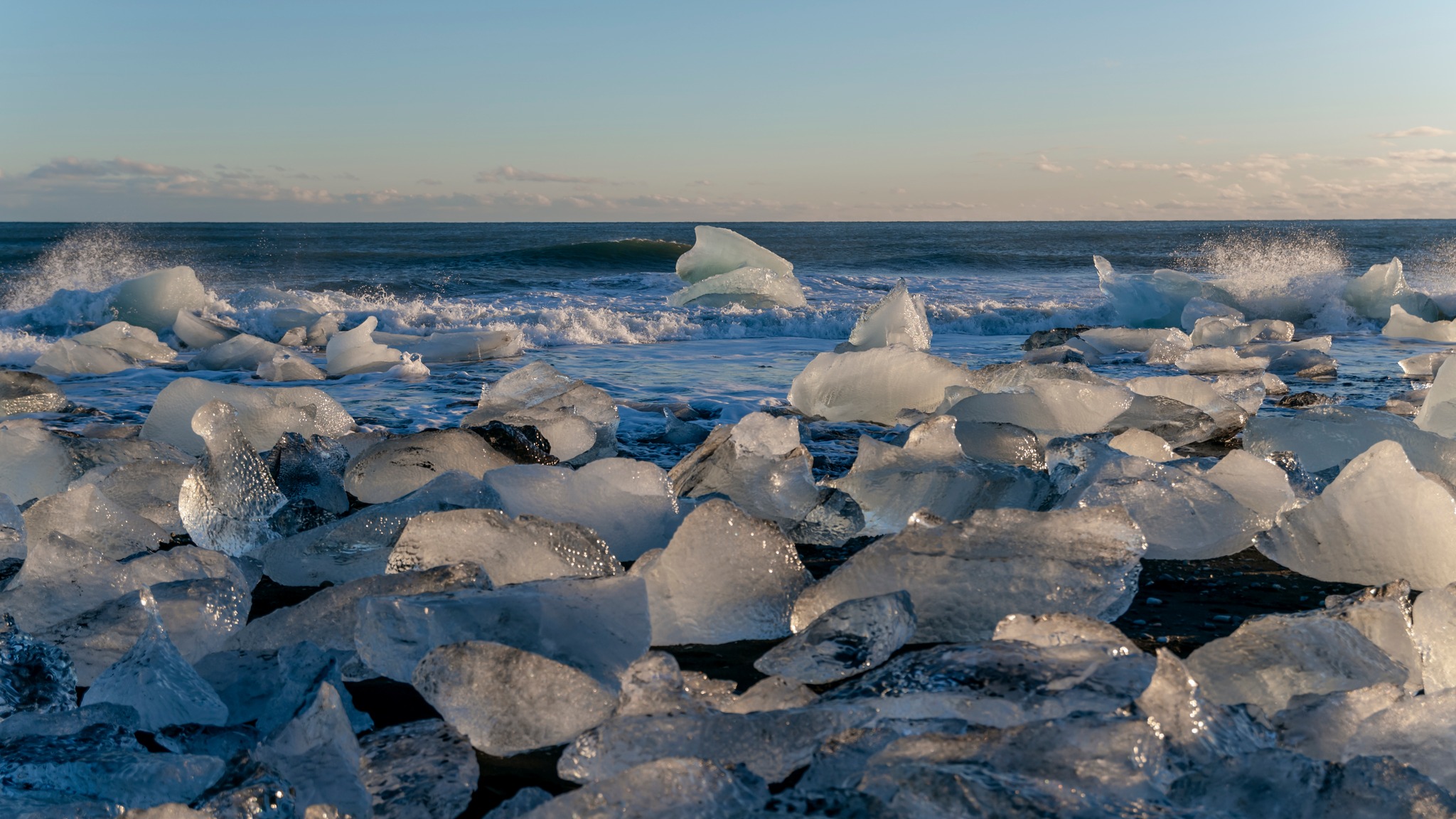 Diamond Beach: “Piedras que parecen joyas”. No son diamantes… pero te hacen sentir millonario igual. 💎🌊
Hielo viejo, pulido por el mar, brillando en arena negra.

📌 Dato rápido:
Ese hielo viene de la laguna glaciar. El océano lo “esculpe” y lo devuelve como arte 👀
Tenemos financiamiento + fechas 2026 disponibles. Escríbenos y te enviamos itinerarios 💬❄️
.
.
.
#BorealExpedition #DiamondBeach #Jokulsarlon #Islandia2026 #IcelandTrip #ViajesPremium