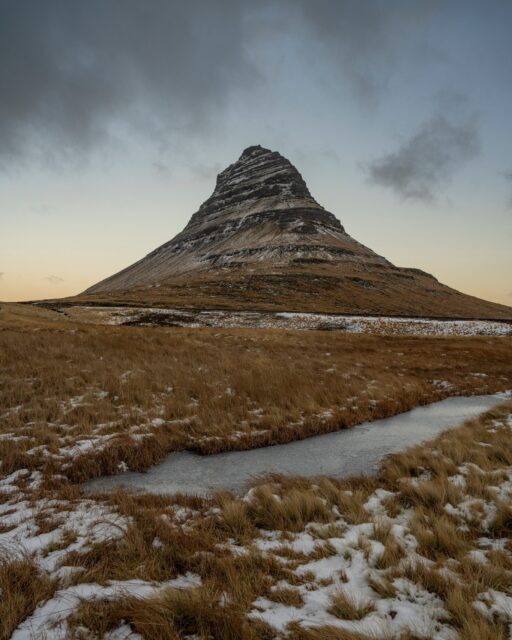 Kirkjufell: The mountain that fools your camera. It seems easy to photograph it... until you do it and say:
Why doesn't she look like I saw her?? 😭⛰️

📌 Tip real: No uses zoom. Walk up and leave lines (agua, path, rocks) guiding towards the mountain.

Remember: There are financing plans and dates 2026 y 2027 available. Write to us “I want” and we will send you information 👇.
.
.
.
#BorealExpedition #Kirkjufell #IcelandPhotography #Islandia #ViajesPremium #TravelGoals2026