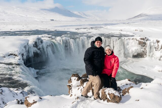 When a waterfall freezes, it seems that time stopped. 🧊💦 And you there, as if you entered a movie.

📌 Thin gloves underneath + thick gloves on top. This way you can take photos without running out of fingers.

Are you “I can tolerate the cold” or “I prepare for it”?? 😅👇
There is financing and dates 2026-2027 available🌌
.
.
.
#BorealExpedition #Islandia2026 #Waterfalls #IcelandWinter #AventuraConfort #Auroras