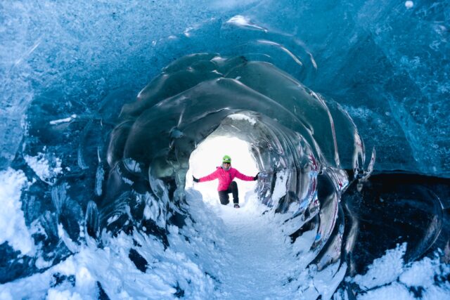 The ice cave: the place where your mind resets. Entering here is like turning down the volume of the world. 🧊🤫

The blue, the echo, calm… and the heart in WOW mode.

📌Walk slowly and look up: there are the most photogenic ice patterns.

We have financing plans + dates 2026–2027. Auroras: We leave according to weather monitoring to maximize chances 🌌✅
.
.
.
#BorealExpedition #IceCave #Glacier #Islandia #IcelandAdventure #Auroras