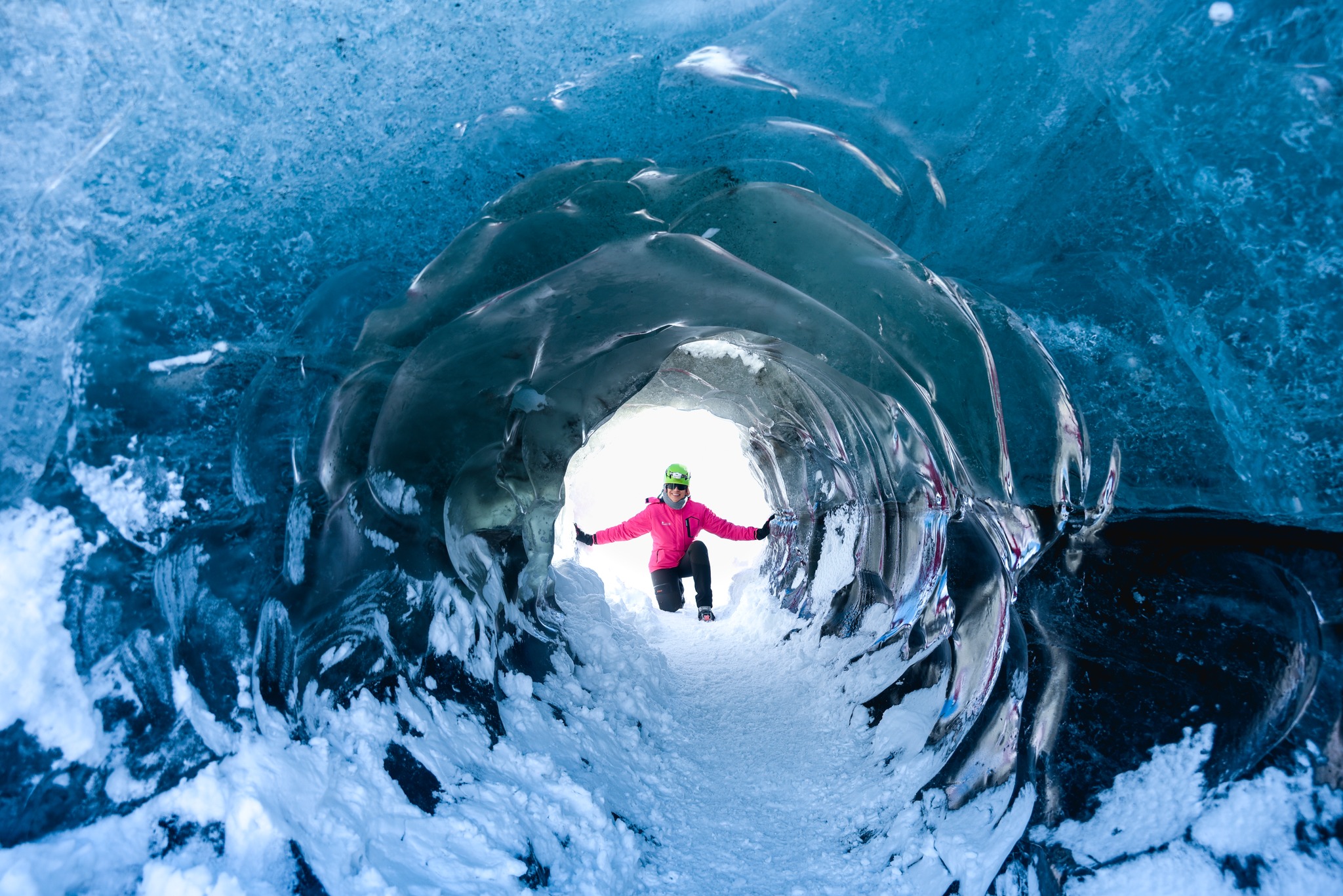 La cueva de hielo: el lugar donde tu mente hace reset. Entrar aquí es como bajar el volumen del mundo. 🧊🤫

El azul, el eco, la calma… y el corazón en modo WOW.

📌Camina lento y mira hacia arriba: ahí están los patrones más fotogénicos del hielo.

Tenemos planes de financiamiento + fechas 2026–2027. Auroras: salimos según monitoreo del clima para maximizar chances 🌌✅
.
.
.
#BorealExpedition #IceCave #Glacier #Islandia #IcelandAdventure #Auroras