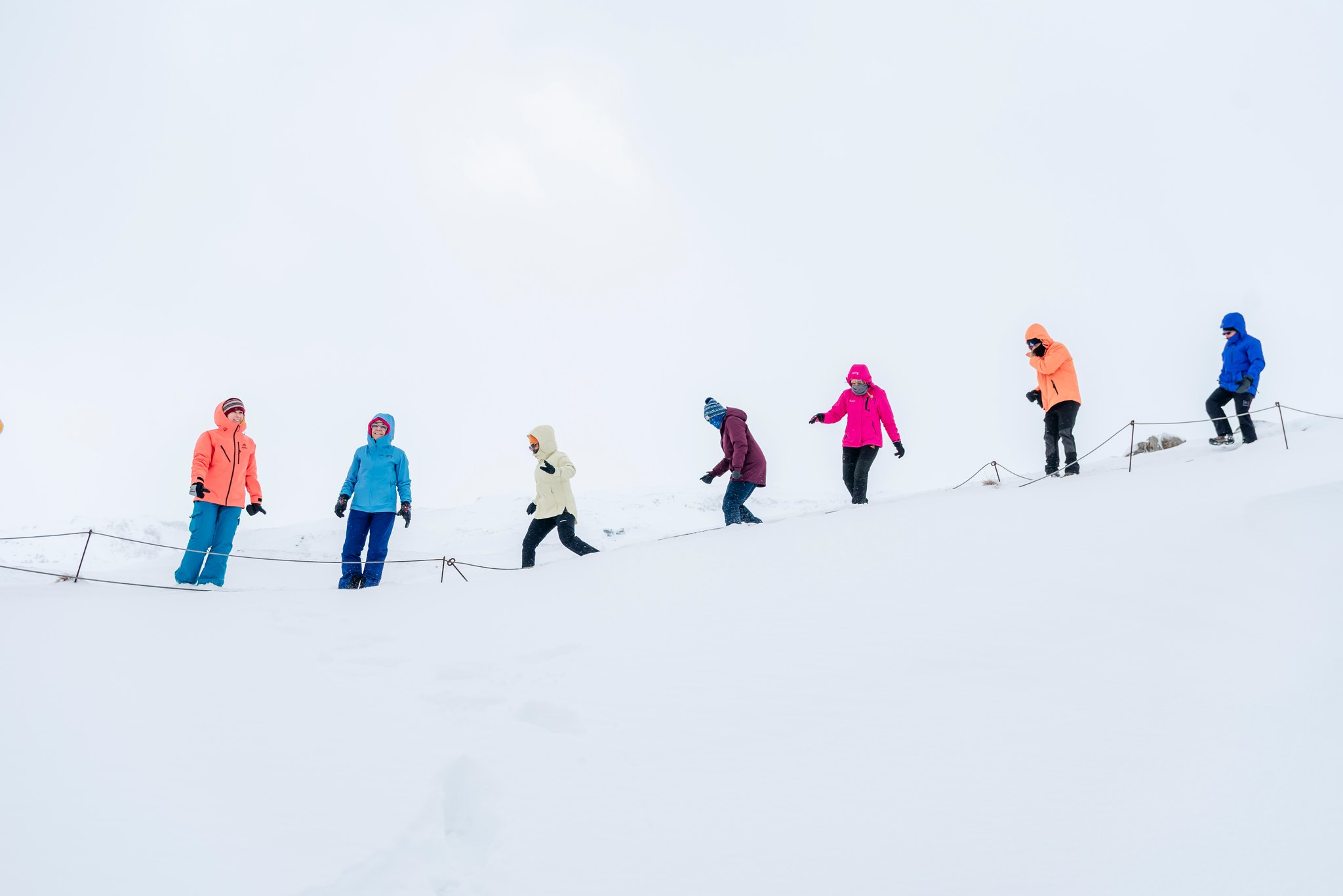 La nieve te enseña algo brutal. Que todo se ve más limpio cuando el mundo baja la velocidad. ❄️🤍

Este viaje es una pausa de verdad.

¿Te hace falta una pausa así este año? 👇
Tenemos planes de financiamiento y fechas 2026–2027. Y sí: monitoreamos clima para cazar auroras 🌌
.
.
.
#BorealExpedition #Islandia2026 #WinterTravel #ViajesConAlma #NorthernLights