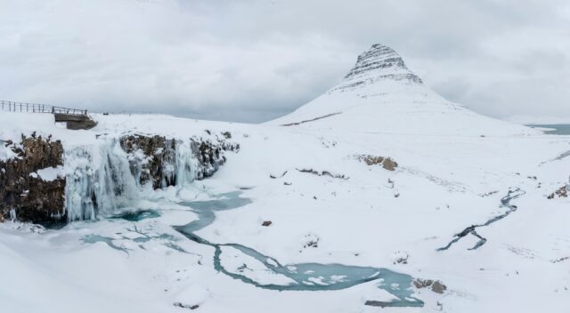 La foto que parece postal… pero te congela la sonrisa. Kirkjufell en invierno no se mira… se respira. 🏔️❄️
Ese frío que te deja la cara roja y la memoria intacta.

Para fotos en nieve, ponte de espaldas al viento. Cambia TODO (cara relajada, menos lágrimas, mejor foto 😅).

¿Te gustaría vivirlo en noviembre/diciembre o en otra fecha? 👇
Tenemos planes de financiamiento y aún hay fechas 2026–2027. Besides, monitoreamos el clima para coordinar la cacería de auroras 🌌✅
.
.
.
#BorealExpedition #Islandia #Iceland2026 #Kirkjufell #ViajesPremium #AuroraBoreal #NorthernLights