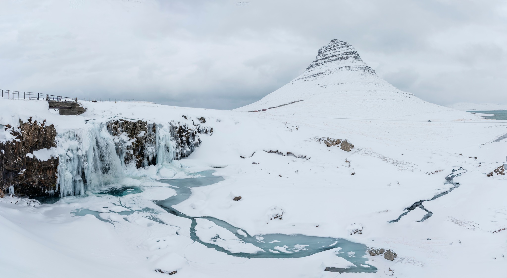 La foto que parece postal… pero te congela la sonrisa. Kirkjufell en invierno no se mira… se respira. 🏔️❄️
Ese frío que te deja la cara roja y la memoria intacta.

Para fotos en nieve, ponte de espaldas al viento. Cambia TODO (cara relajada, menos lágrimas, mejor foto 😅).

¿Te gustaría vivirlo en noviembre/diciembre o en otra fecha? 👇
Tenemos planes de financiamiento y aún hay fechas 2026–2027. Besides, monitoreamos el clima para coordinar la cacería de auroras 🌌✅
.
.
.
#BorealExpedition #Islandia #Iceland2026 #Kirkjufell #ViajesPremium #AuroraBoreal #NorthernLights