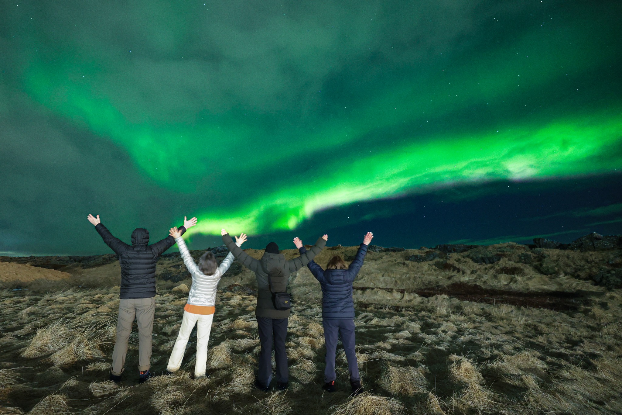 La aurora no es un show… es una señal. Hay noches en Islandia donde el cielo te recuerda que el mundo es enorme. 🌌🟢

📌 Nosotros monitoreamos el clima y cuando se abre una buena ventana, coordinamos la salida para maximizar chances.

Micro-reflexión: cuando algo es así de lindo, lo único que toca es estar presente.
Hay financiamiento + fechas 2026–2027 disponibles.
.
.
.
#BorealExpedition #NorthernLightsHunt #Islandia #IcelandTrip #Auroras