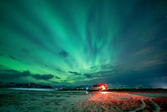 one night, the sky was cloudy.
The people thought: not today.
We monitor, we saw a clearing 40–60 min away, we moved... and it came out. 🌌🟢

That's what changes everything: don't sit still when the sky is playing.

💳 Financing plans and dates 2026–2027 are available. If you like, I'll tell you which exit has the best availability now.. 
.
.
.
#BorealExpedition #AuroraBoreal #NorthernLights #Islandia2026 #IcelandTrip #ViajesUnicos