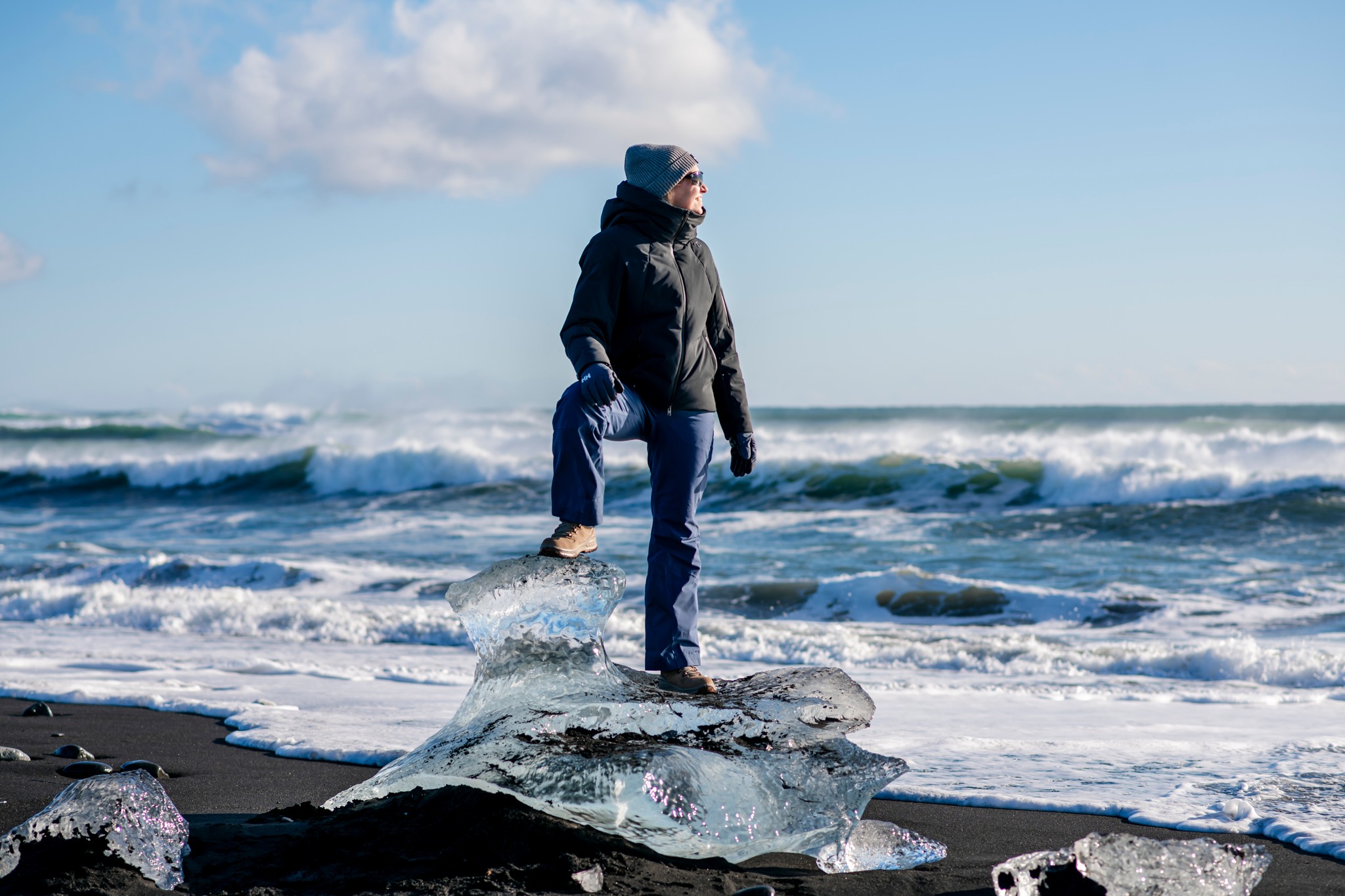 Lo que nadie te cuenta del hielo en la playa. Diamond Beach no es solo: hielo bonito. 💎🌊

Es ver cómo el mar lo acomoda, lo gira, lo pule y lo deja ahí como arte.
📌 La mejor foto sale cuando bajas el ángulo y pones un pedazo de hielo cerca del lente. Parece 3D. Parece anuncio.

✅ Hay planes de financiamiento y fechas 2026–2027. Auroras con monitoreo de clima 🌌
.
.
.
#BorealExpedition #DiamondBeach #Jokulsarlon #Islandia #IcelandTrip #TravelPhotography