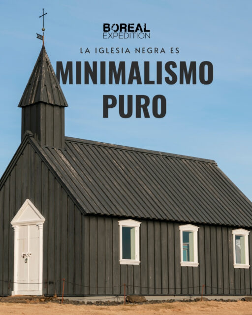 —Is this a set?
—No… it's Iceland. ⛪🖤

The black church is pure minimalism. And that's why it works so well: one way, single color, a single silence.

📌 Tip: put a small person near the door and that's it: scale + cine.
✅ Financing + dates 2026–2027. Auroras: monitoring and coordinated exit 🌌
.
.
.
#BorealExpedition #Budakirkja #IcelandMood #Islandia2026 #NordicVibes #ViajesPremium