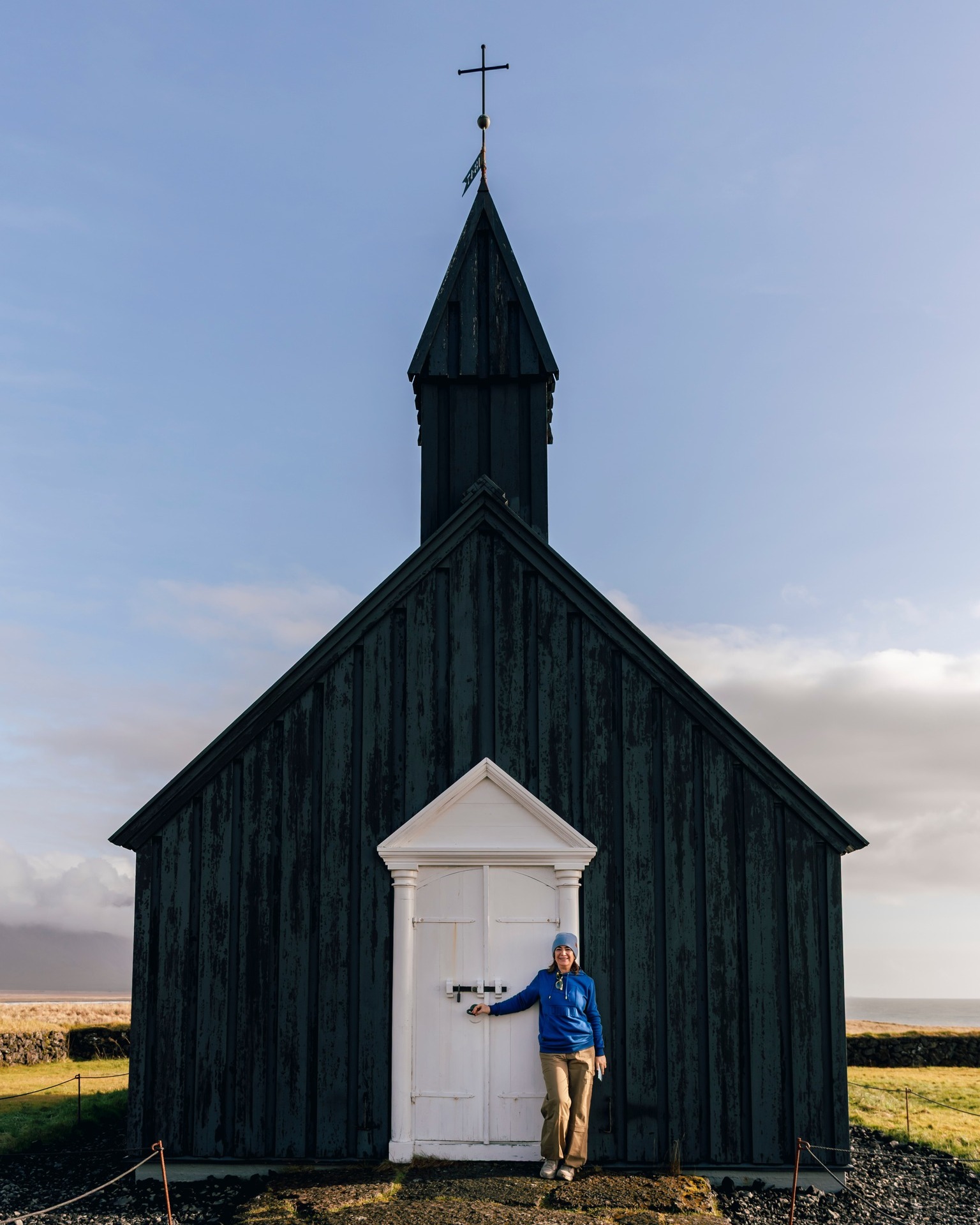 Una iglesia negra.
Un paisaje vacío.
Un cielo frío.
Y todo se siente elegante. ⛪🖤

Búðakirkja no necesita exagerar. Por eso impacta tanto.
✅ Hay financiamiento y fechas 2026–2027. Auroras con monitoreo de clima 🌌
.
.
.
#BorealExpedition #Budakirkja #IcelandMood #NordicVibes #Islandia