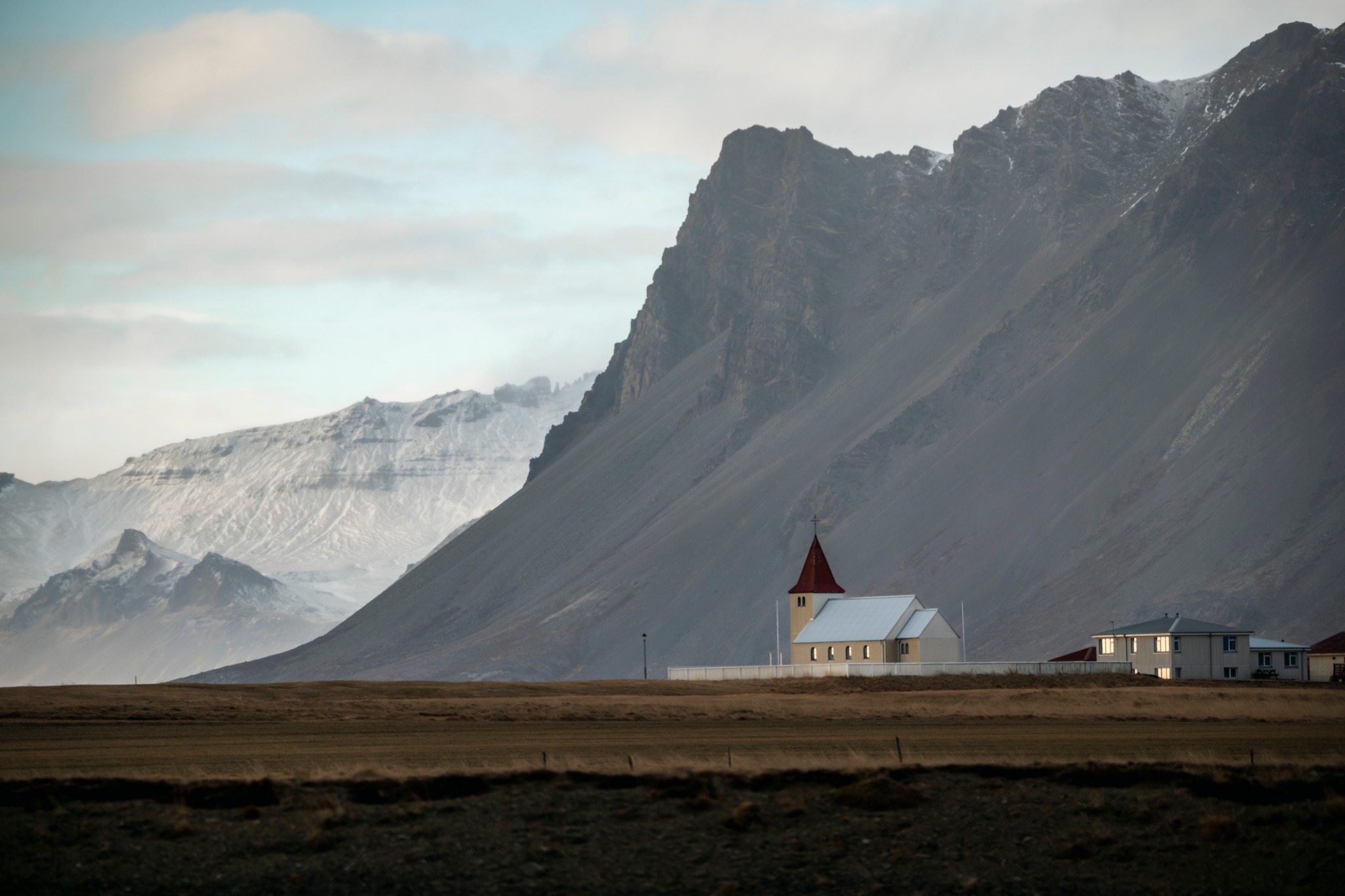 El viaje empieza antes del primer gran spot. Empieza en la ruta, en la ventana, en la primera montaña al fondo. 🏔️🚐

Islandia tiene eso: hasta los trayectos parecen escena de película.

✅ Hay financiamiento y fechas 2026–2027. En temporada de auroras, monitoreamos clima y visibilidad para salir a cazarlas 🌌
.
.
.
#BorealExpedition #RoadTripIceland #Islandia #IcelandTrip #ViajesConAlma