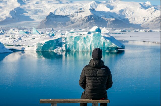 Not all strong moments make noise. 🧊

Sometimes it is enough to look at icebergs floating slowly on the water.
nothing runs. Nothing rushes. And neither do you.
✨ Calm is also part of the adventure.

✅ We have financing plans and dates 2026-2027. Auroras with weather monitoring 🌌
.
.
.
#BorealExpedition #GlacierLagoon #Jokulsarlon #SlowTravel #IcelandTrip