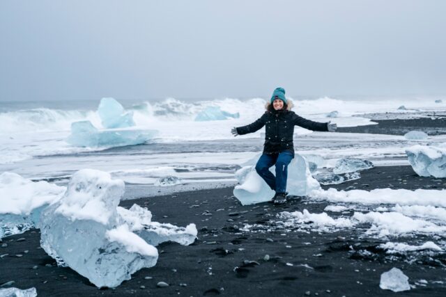 Shiny ice on black sand. 💎🖤
A perfect contradiction.

Diamond Beach parece irreal: The sea brings blocks of ice from the glacier and the black sand turns them into sculptures.

📌 Tip: lower the camera angle and leave the sea behind.
✅ We have financing plans and dates 2026-2027. Auroras with weather monitoring 🌌
.
.
.
#BorealExpedition #DiamondBeach #Jokulsarlon #Islandia #TravelPhotography