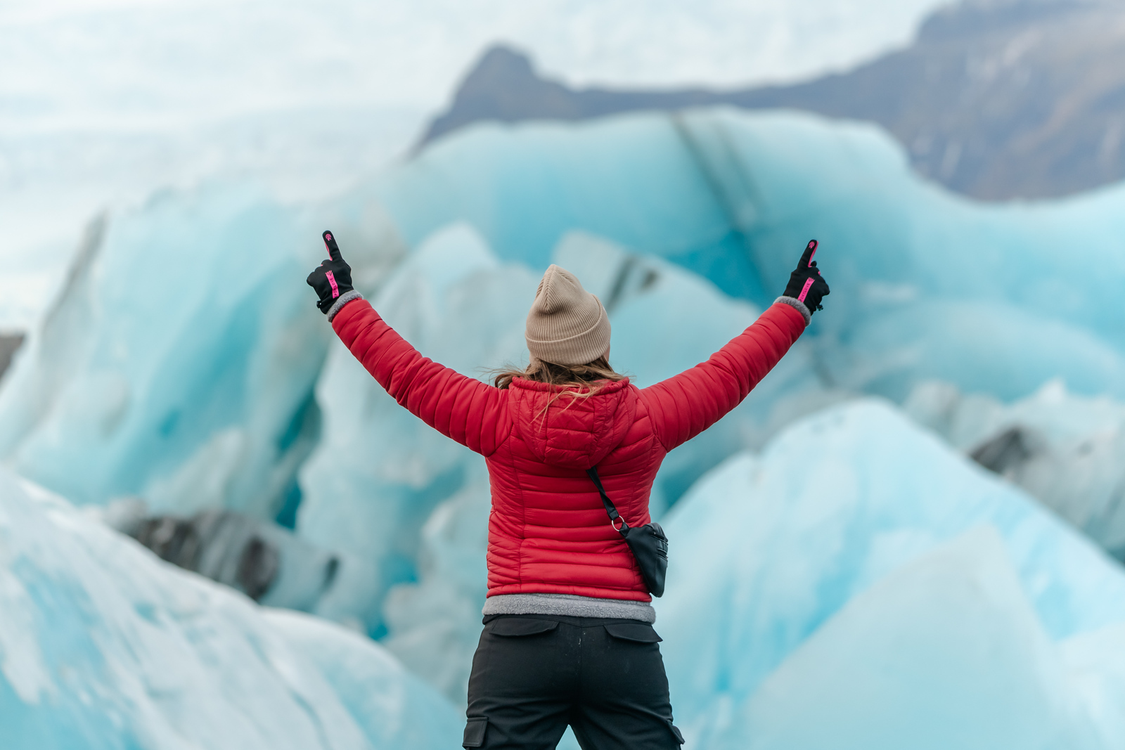 Islandia te da el escenario. Tú pones la actitud. 💎📸

Un atuendo rojo frente al hielo. Una chaqueta de color sobre arena negra. Una silueta en la laguna. El contraste aquí lo hace todo.

📌 Tip: si quieres fotos potentes, lleva al menos una prenda de color fuerte.
✅ Hay financiamiento y fechas 2026–2027. Además, monitoreamos el clima para salir a cazar auroras 🌌
.
.
.
#BorealExpedition #DiamondBeach #Jokulsarlon #TravelStyle #Islandia2026 #PhotoInspo