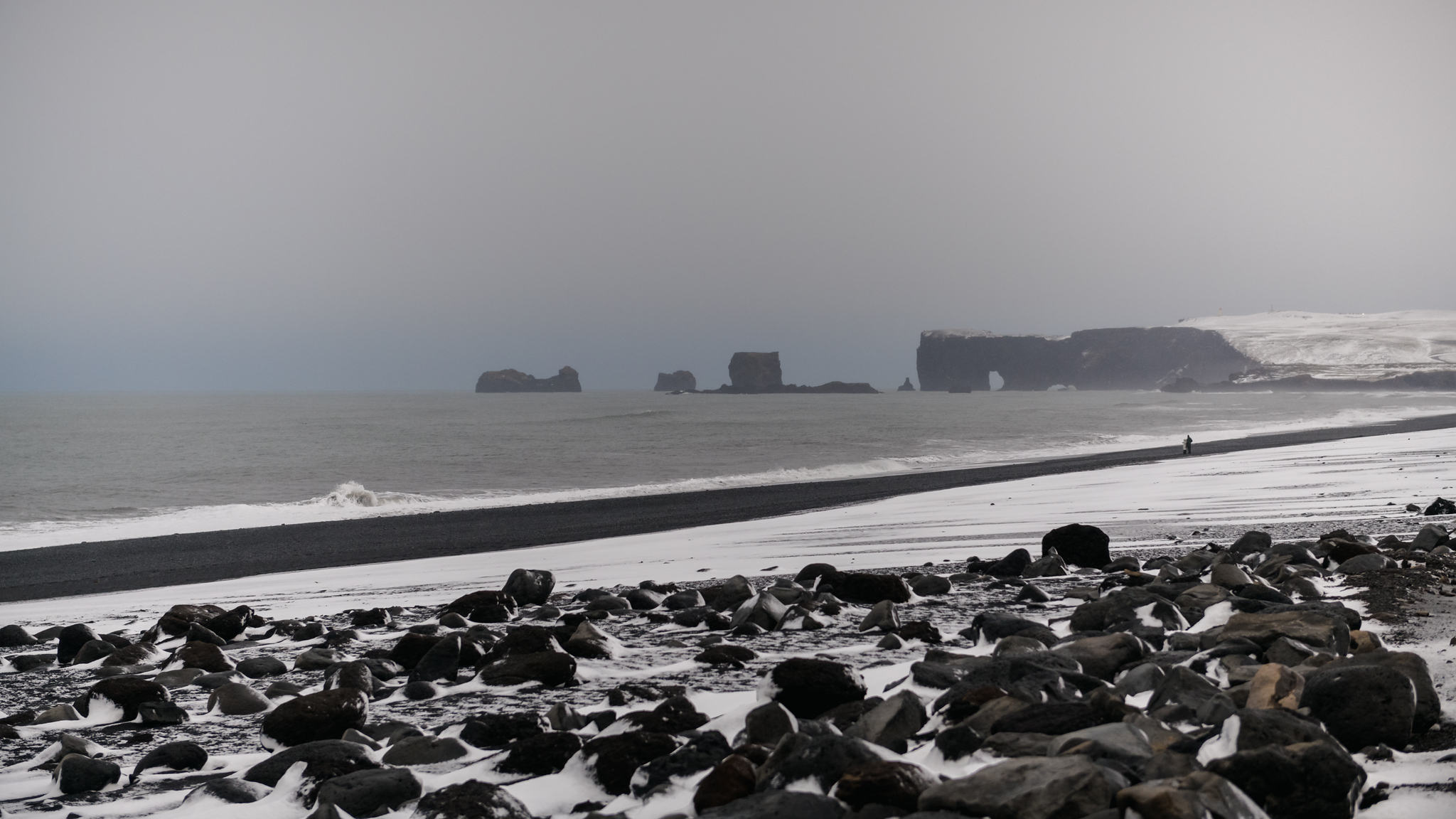 ¿Sabías que algunas playas de Islandia son negras por su origen volcánico? 🖤🌋

No es arena común. Es el resultado de lava fragmentada, roca basáltica y años de fuerza natural haciendo lo suyo. Por eso caminar sobre una playa negra en Islandia se siente tan distinto: no parece playa, parece otro planeta.

📌 Tip viajero: lleva zapatos con buen agarre y evita acercarte demasiado al oleaje. El mar en Islandia puede ser tan hermoso como impredecible.

✅ Tenemos planes de financiamiento y aún hay fechas 2026–2027 disponibles. Además, monitoreamos el clima para salir a cazar auroras cuando hay mejor ventana 🌌
.
.
.
#BorealExpedition #PlayasNegras #Islandia2026 #IcelandTrip #ViajesPremium #AuroraBoreal #TravelTips