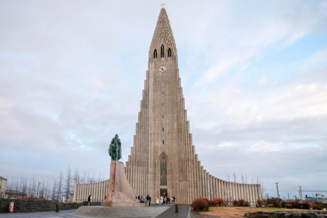 🏙️🇮🇸 Reykjavík is that respite between extreme landscapes: colored streets, coffees, urban art and the feeling of being in a small capital surrounded by giant nature.

A good trip also needs nice breaks.

✅ There is financing and dates 2026-2027. In the aurora season, We monitor weather and visibility to go hunting for them 🌌
.
.
.
#BorealExpedition #Reykjavik #Islandia #IcelandTrip #Viajes2026 #PremiumViajes