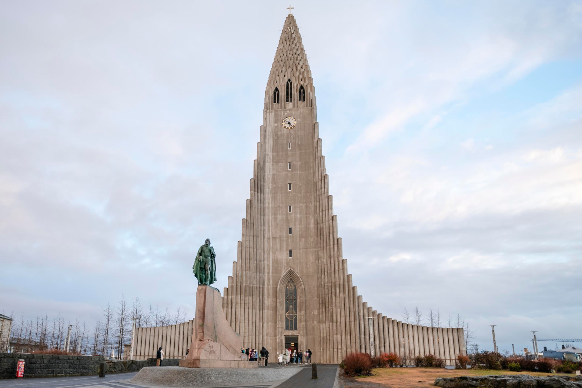 🏙️🇮🇸 Reykjavík es ese respiro entre paisajes extremos: calles de colores, cafecitos, arte urbano y la sensación de estar en una capital pequeña rodeada de naturaleza gigante.

Un buen viaje también necesita pausas lindas.

✅ Hay financiamiento y fechas 2026–2027. En temporada de auroras, monitoreamos clima y visibilidad para salir a cazarlas 🌌
.
.
.
#BorealExpedition #Reykjavik #Islandia #IcelandTrip #Viajes2026 #ViajesPremium