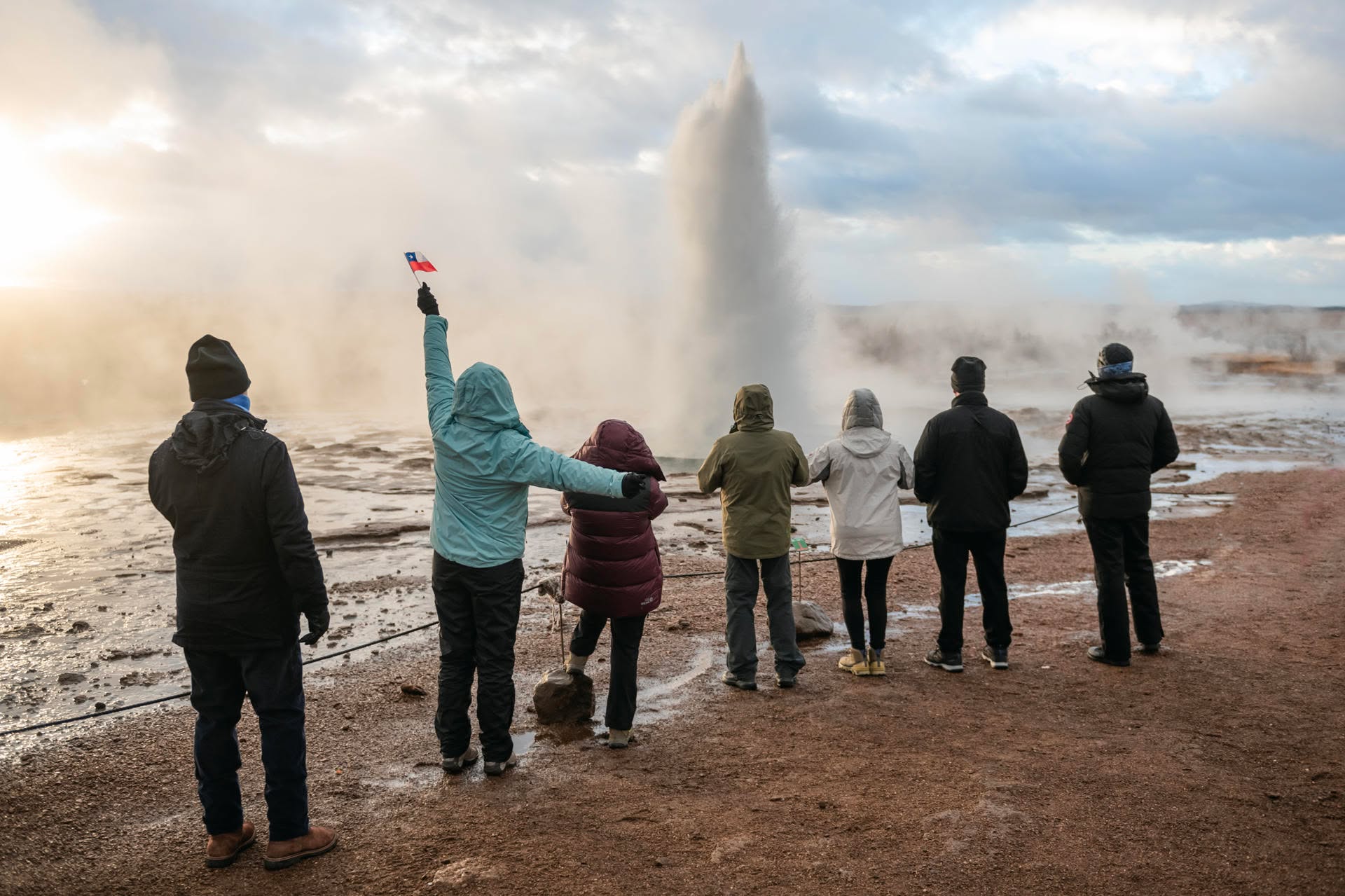 Islandia no es un destino quieto. Está vivo debajo de tus pies. 🌋

Volcanes, géiseres, vapor, glaciares y playas negras: todo en la isla recuerda que la naturaleza aquí todavía está escribiendo la historia.

Dato real: las autoridades mantienen seguimiento sobre actividad volcánica en Reykjanes, una zona con episodios recientes de actividad geológica.

✅ Hay financiamiento y fechas 2026–2027. Auroras: salimos con monitoreo de clima y visibilidad 🌌
.
.
.
#BorealExpedition #Islandia #IcelandNature #Volcanes #Geothermal #ViajesPremium