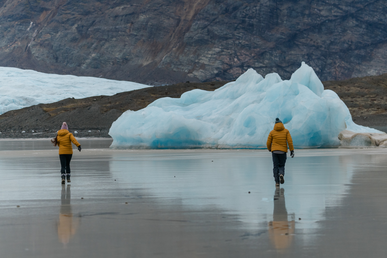 Este azul no es edición. Es hielo antiguo. 🧊

Los glaciares tienen capas, grietas, burbujas y tonos que cambian con la luz. Por eso cada foto se ve distinta, incluso en el mismo lugar.

📌 Tip: evita saturar demasiado el azul. Lo natural ya es suficientemente brutal.
✅ Hay financiamiento y fechas 2026–2027. Auroras: monitoreamos clima antes de coordinar salidas 🌌
.
.
.
#BorealExpedition #Glacier #BlueIce #Islandia #IcelandPhotography #Viajes2026