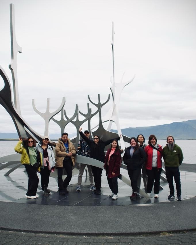 🇮🇸✨ DÍA 1 | ¡Bienvenidos a Islandia!

Nuestro primer grupo de viajeros de la Temporada 6 ya está completo y listo para comenzar. 💙

Hoy nos conocimos, recorrimos Reykjavík y compartimos nuestra primera cena juntos. 🍽️ Ahora sí… oficialmente comienza una nueva aventura Boreal con @mari_travesia y @deviajeconjuank . 🌌❄️

¡Bienvenidos, cazadores de auroras! 🇮🇸
.
.
.
#BorealExpedition #Temporada6 #Islandia #CazadoresDeAuroras