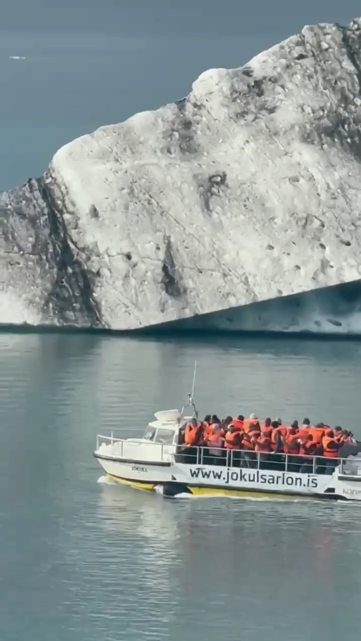 Día 5 del tour por Islandia junto a @mari_travesia & @deviajeconjuank 🇮🇸✨

​En este quinto día recorrimos los paisajes glaciares más impresionantes del sur. Navegamos entre icebergs flotantes en la laguna glaciar de Jökulsárlón, contemplamos la inmensidad del cañón Fjaðrárgljúfur y admiramos los imponentes paisajes de montaña como Lómagnúpur desde la carretera. 🧊🚤
.
.
​#Islandia #TourTodoIncluido #AuroraBoreal #Jokulsarlon