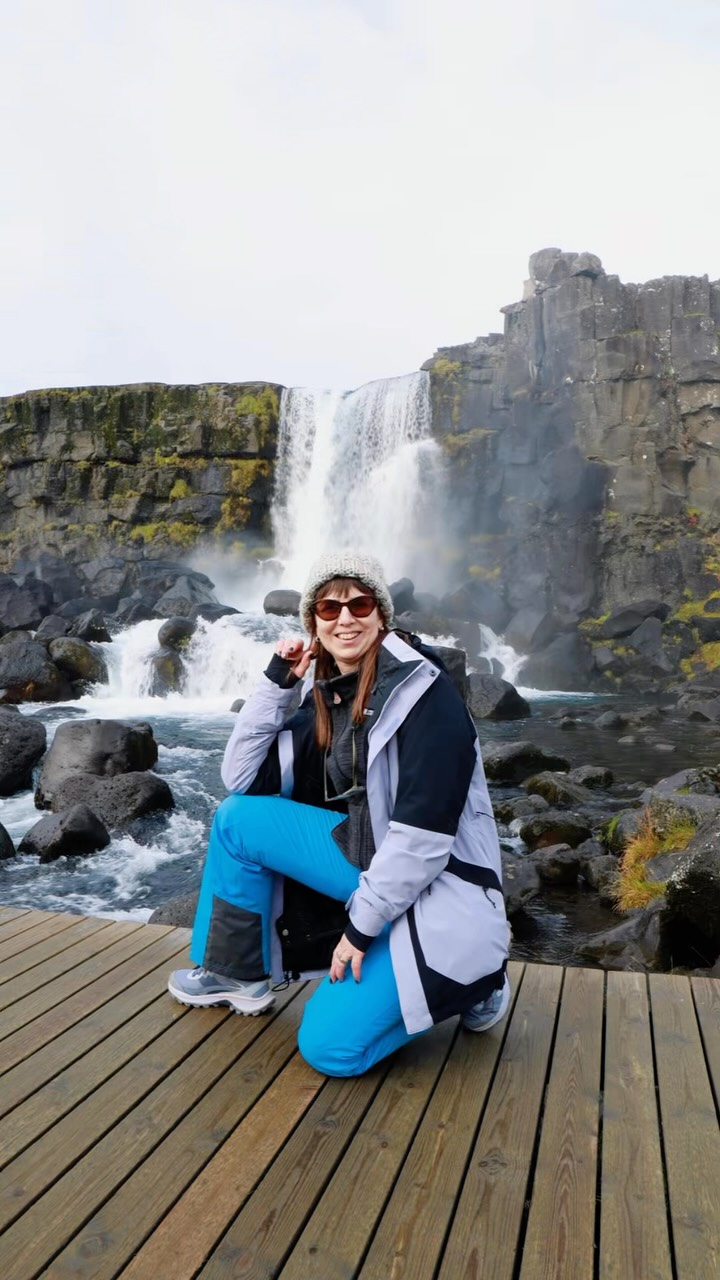 ¡La ruta más famosa de Islandia en un solo día! 🇮🇸✨

Hoy recorrimos el Círculo Dorado y sentimos la verdadera fuerza de la naturaleza. Caminamos literalmente entre dos continentes en Þingvellir, vimos estallar el géiser Strokkur y nos deslumbró el azul intenso del cráter Kerið y la cascada Brúarfoss. 🌍♨️💎

Vivir estos paisajes irreales junto a la Familia Boreal lo hace todo más especial. 💙  

¿Qué te impresiona más: caminar entre continentes o ver un géiser en erupción? 👀👇
.
.
.
#BorealExpedition #FamiliaBoreal #CirculoDorado #Islandia #Geysir