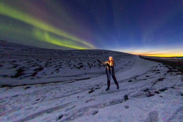 That exact moment. ⏳

You've been wrapped up for hours, drinking something hot, waiting. Suddenly, a faint green line cuts the sky and, in seconds, start dancing. The silence is broken by cries of astonishment, hugs and smiles that don't fit on the face.

💫✨🌌 Being Aurora Hunters is a passion that unites us. It is a spectacle that, no matter how much we see it hundreds of times, it continues to make our skin crawl.

✅ We have financing plans and there are still dates 2026-2027 available.
.
.
.
 #Northern Lights #NorthernLights #PhotoViajes #BorealExpedition #ViajesAIslandia