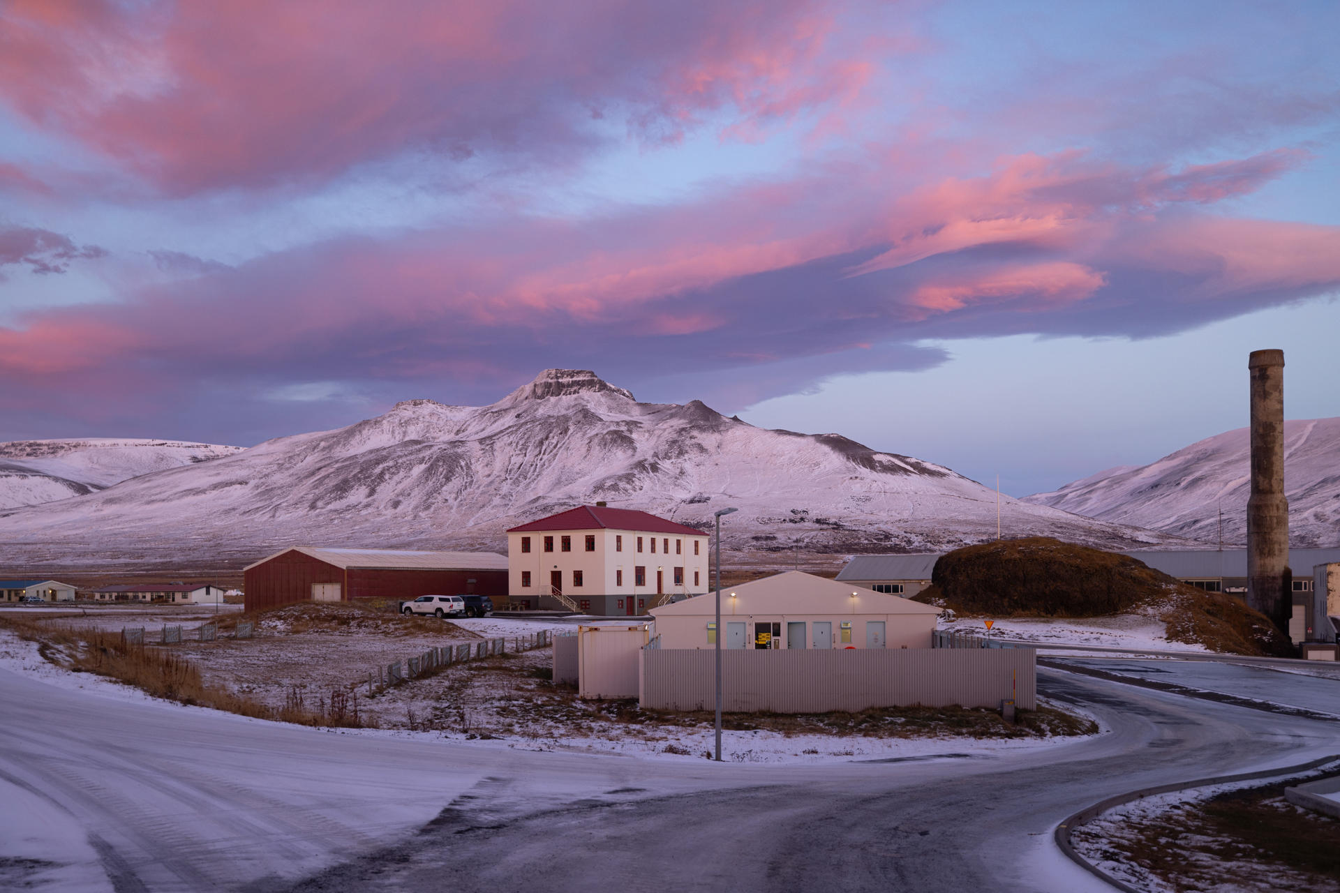 La Ring Road empieza donde termina lo cotidiano. 🚐

Kilómetros de volcanes, campos de lava, cascadas, montañas y glaciares. Recorrer la Ring Road es entender que en Islandia cada curva puede cambiar completamente el paisaje.

¿Sueñas con recorrer Islandia por carretera? Escríbenos por WhatsApp desde el link en bio y pregunta por nuestras rutas alrededor de la isla.
.
.
.
#RingRoad #Islandia #IcelandTours #BorealExpedition