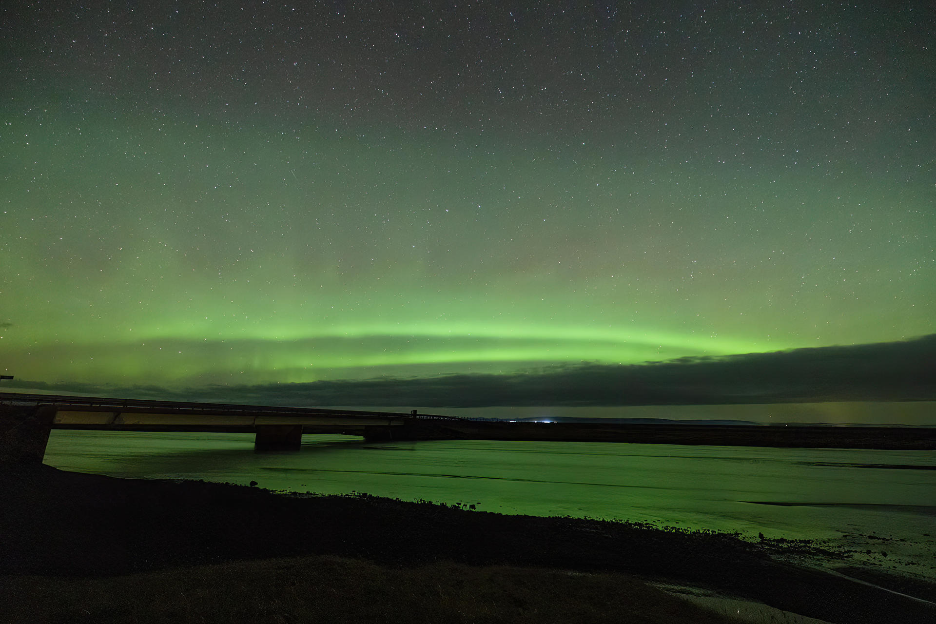 El cielo no promete. Nosotros salimos a buscarlo. Las auroras boreales no tienen horario. 🌌

Por eso observamos el clima, buscamos cielos despejados y nos movemos cuando las condiciones cambian.

Eso también es ser Cazadores de Auroras.
Descubre cómo vivimos la cacería de auroras en nuestra Guía Boreal. Link en bio.
.
.
.
 #AurorasBoreales #NorthernLights #Islandia #BorealExpedition