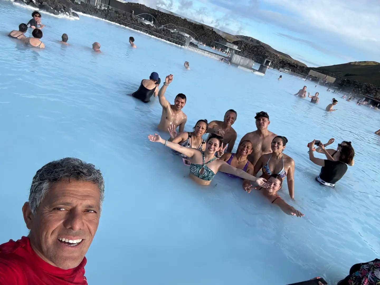 ​¡Y así se despide nuestro segundo tour con @mari_travesia y @deviajeconjuank por Islandia! 🇮🇸

✨
​Cerramos una expedición inolvidable recorriendo los rincones más emblemáticos de Reikiavik y relajándonos en las aguas turquesas del Blue Lagoon 🌊💆‍♂️.

​Pero Islandia tenía guardado el mejor regalo para el final: cerramos con broche de oro esta aventura con una gran cacería de auroras boreales, despidiéndonos bajo un cielo teñido de magia verde 🌌💚.

​Gracias a este grupo maravilloso por la vibra, las risas y por hacer de cada kilómetro un recuerdo para toda la vida. ¡Hasta la próxima ruta, viajeros! 🚐💥
.
.
.
​#BorealExpedition #Islandia #Reykjavik #BlueLagoon #AurorasBoreales