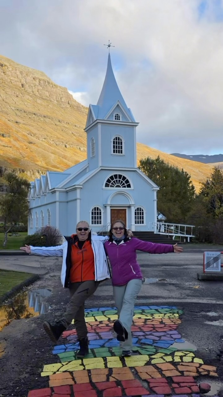 ¡Día de pura magia hemos vivido hoy en el norte de Islandia! 🌋❄️

Exploramos los rincones encantadores de Seyðisfjörður, ese pueblo de cuento con su famosa calle de colores 🌈. 

Sentimos la fuerza bruta de Dettifoss, la cascada más poderosa de Europa, y nos quedamos asombrados con las columnas de basalto perfectas de Stuðlagil 🪨. Terminamos el día en Ásbyrgi, el cañón con forma de herradura que cuenta la leyenda de Odín 🌿.

¡Un viaje inolvidable lleno de paisajes impresionantes y nuevas aventuras! 💙 ¿Tú qué prefieres: la belleza de los pueblos costeros o la potencia de las cascadas salvajes? 👇
.
.
.
#FamiliaBoreal #BorealExpedition #ViajeEnGrupo #Aventura #Naturaleza NorteDeIslandia