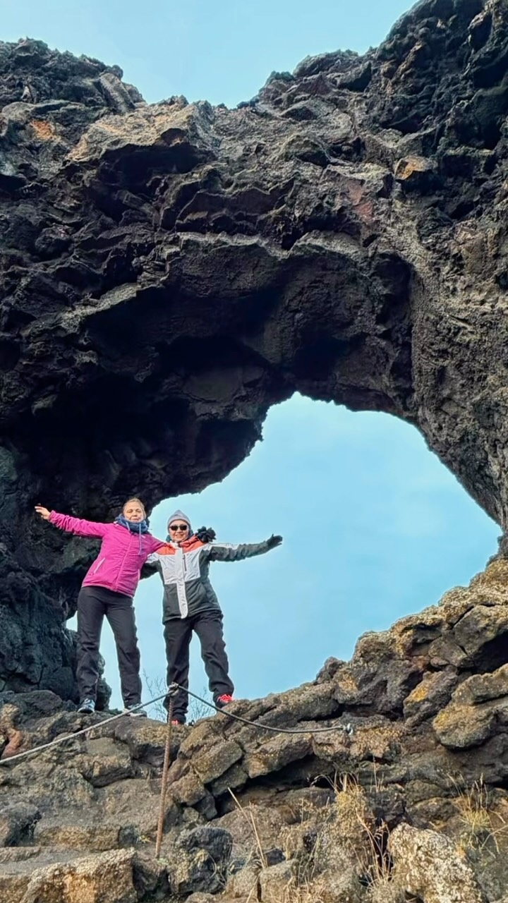 ¡Hoy el norte nos regaló paisajes de otro mundo! 🌋✨

Empezamos el día con calma en Akureyri, pero la ruta pronto nos llevó a lugares increíbles. Nos detuvimos ante la inmensidad de Goðafoss, la “cascada de los Dioses”, y luego nos adentramos en territorio volcánico. 🤯💦

Caminamos entre el barro hirviendo de Hverir, nos perdimos en el laberinto de lava de Dimmuborgir y alucinamos con los pseudocráteres de Mývatn. Todo con bastante frío, ¡pero con este grupo y un buen abrigo ni se nota! ❄️🧥

La Familia Boreal sigue sumando kilómetros. 💙 ¿Tú te atreverías a caminar entre pozas de barro hirviendo o prefieres el laberinto de lava? 👇
.
.
.
#FamiliaBoreal #BorealExpedition #ViajeEnGrupo #Aventura #Naturaleza LagoMyvatn NorteDeIslandia