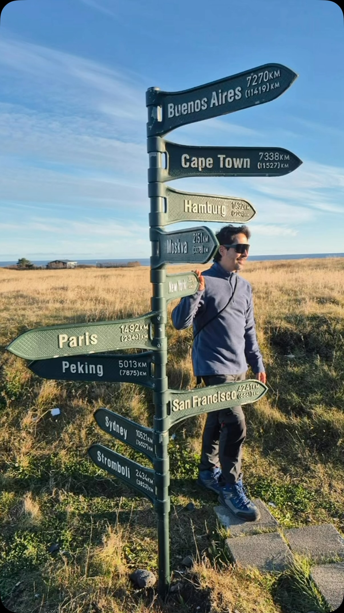 ¡Hoy nos despedimos del norte y vivimos un día de pura ruta hacia el oeste! 🚐🌾

Recorrimos la espectacular península de Snæfellsnes, conocida como “Islandia en miniatura” porque tiene de todo en muy poco espacio. Subimos los 300 escalones del cráter Grábrók 🌋, nos tomamos la foto obligatoria frente a Kirkjufell (la famosa montaña de Juego de Tronos 🏹), caminamos junto a los imponentes acantilados de Arnarstapi 🌊 y cerramos en la icónica iglesia negra de Búðir ⛪🖤.
¡Un día largo de muchos kilómetros pero con unos paisajes que hacen que cada minuto de carretera valga la pena!

La Familia Boreal sigue sumando momentos increíbles. 💙 ¿Con cuál de estas paradas te quedas: el cráter o la iglesia negra? 👇
.
.
.
#FamiliaBoreal #BorealExpedition #ViajeEnGrupo #Aventura #Naturaleza Snaefellsnes Islandia EnMiniatura