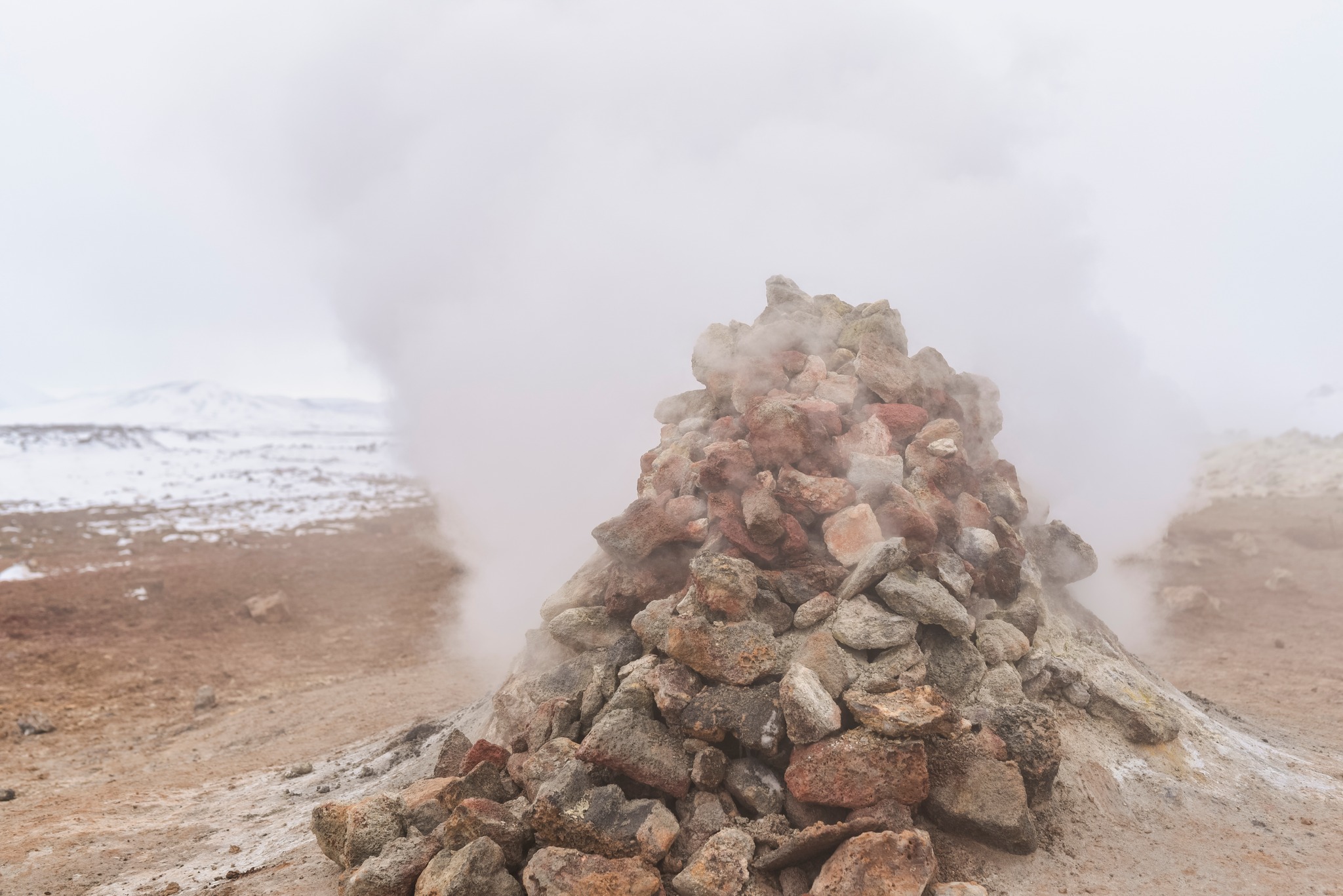 Aquí la tierra respira. 🌋 Vapor saliendo del suelo, campos de lava y paisajes moldeados por una actividad geológica que sigue transformando Islandia. ♨️

Hay momentos en los que viajar por la isla se siente como caminar sobre un planeta que todavía está naciendo. 🌍✨

¿Quieres conocer esta cara de Islandia? 💬 Escríbenos por WhatsApp y pregunta por nuestras próximas rutas. ✅ Tenemos financiamiento 
.
.
.
#Islandia #IcelandTours #ViajesAIslandia #BorealExpedition