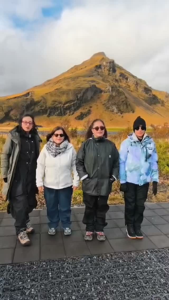 Días 3 y 4 | Del Círculo Dorado a la magia de la Costa Sur 🇮🇸⚡

​Dos días cargados de pura aventura:
💥 Geysir, Gullfoss y el Círculo Dorado en su máxima expresión.
🌊 La fuerza de la playa negra de Reynisfjara y los míticos trolls petrificados.
🧊 La inmensidad azul dentro de una cueva de hielo en Katla.
🌈 Cascadas escondidas como Kvernufoss y arcoíris coronando las montañas.
 
​¡Islandia no deja de sorprendernos y este grupo lo está viviendo al máximo! 🚐💙
.
.
.
​#tourtodoincluido #Islandia #CirculoDorado #Reynisfjara