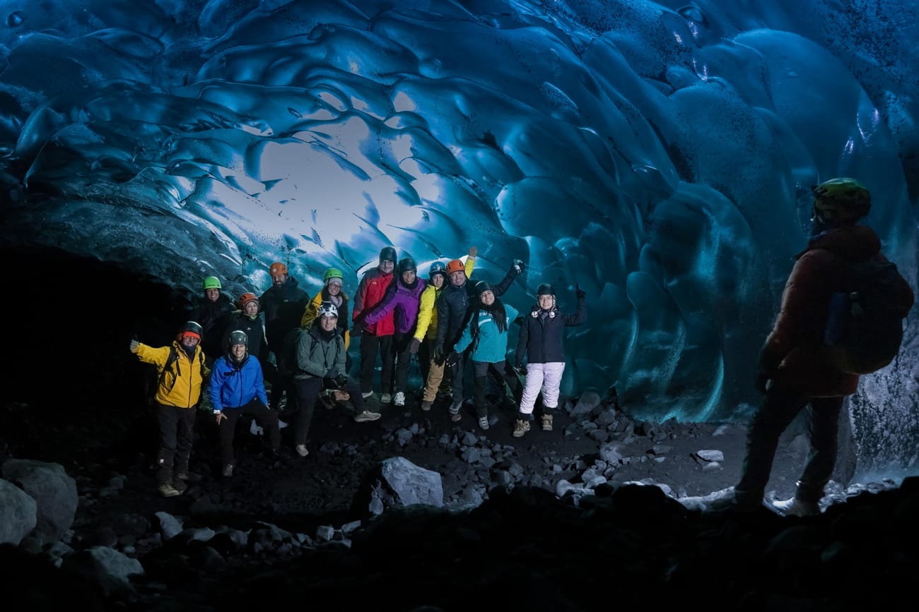 Hielo azul dentro de una cueva glaciar islandesa