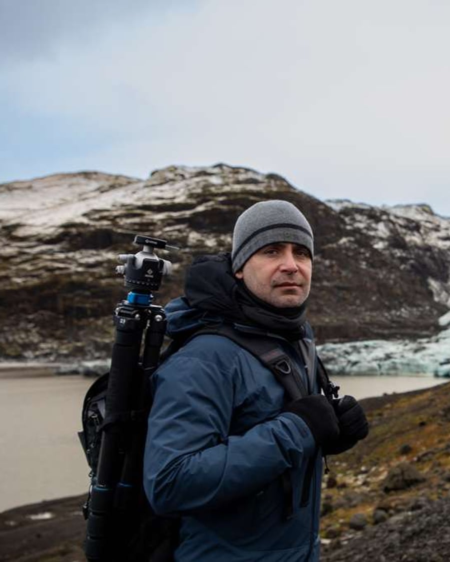 Andrés Moline con su trípode frente al Sólheimajökull