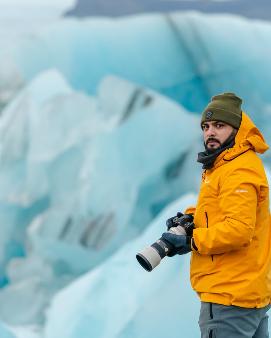 El chef invitado Carlos Serrano fotografiando en la laguna glaciar