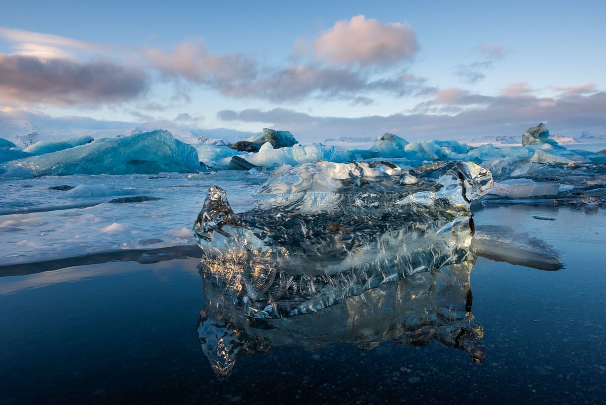 Iceberg flotando en la laguna glaciar de Jökulsárlón