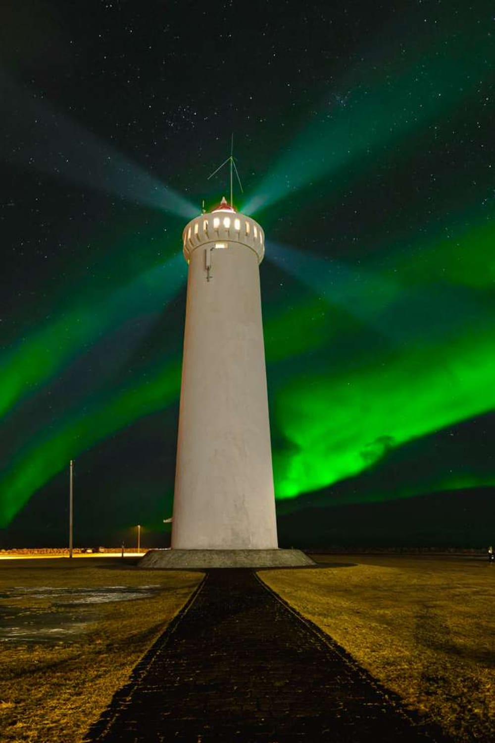 El faro de Garður bajo la aurora boreal